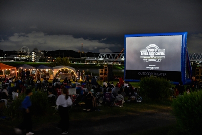 多摩川の河川敷での野外映画