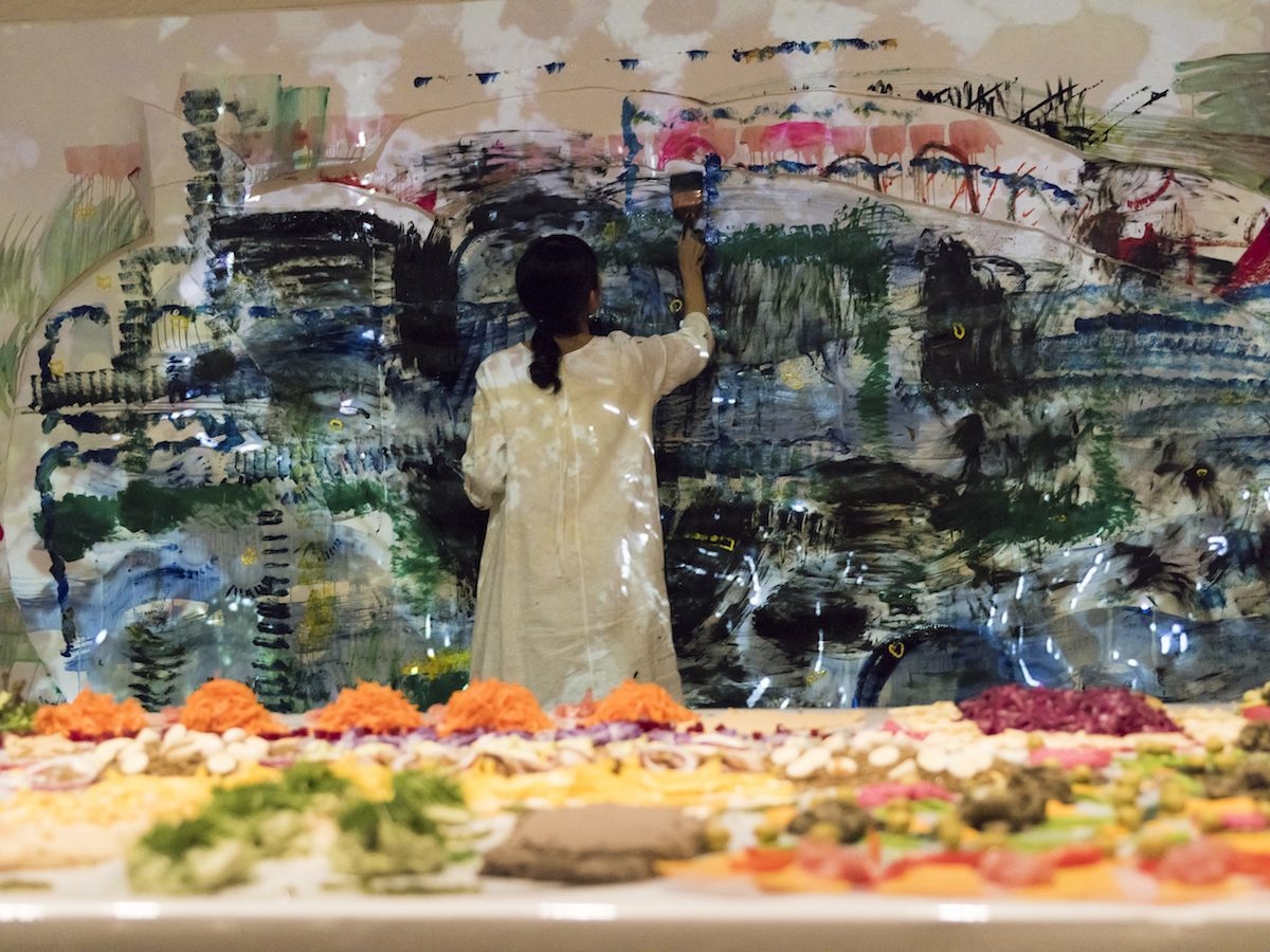 ミロコマチコ/〈いきもののおまじない〉展でのライブ風景より、2017年、アルフレックス東京