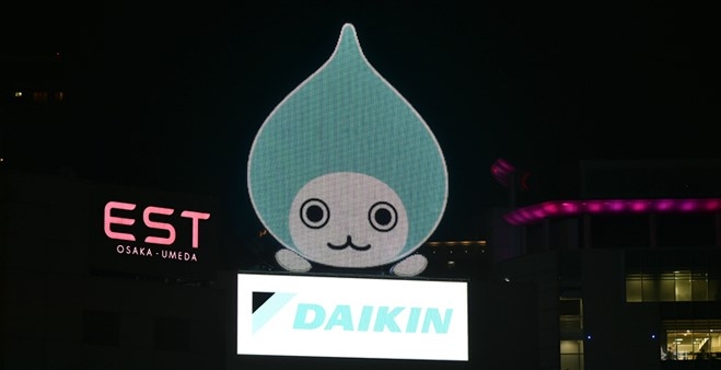 ダイキン】巨大看板「大ぴちょんくん」の色を警戒信号に合わせてライト