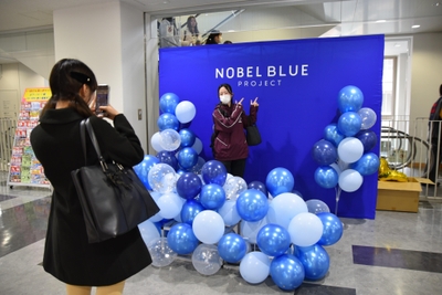 フォトブースで撮影する学生