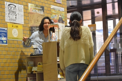 珈琲を提供する中村さん（左）