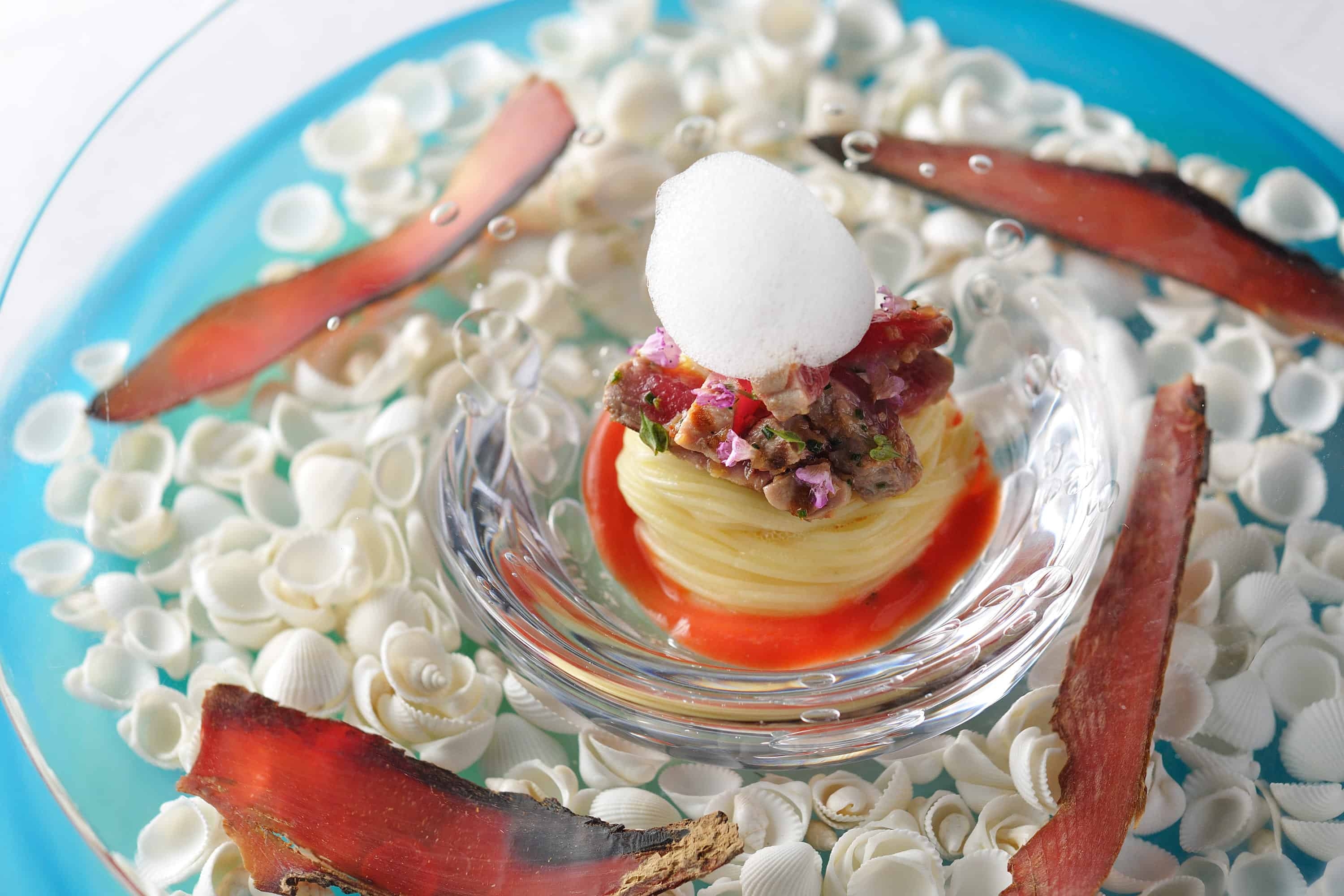 【星のや沖縄】沖縄で親しまれている食材の新たな魅力に出会う 「琉球シチリアーナ」春のディナーコース提供開始 ~月桃の香りや島らっきょう、ゼンマイで春を味わう~|開始日:2023年3月1日