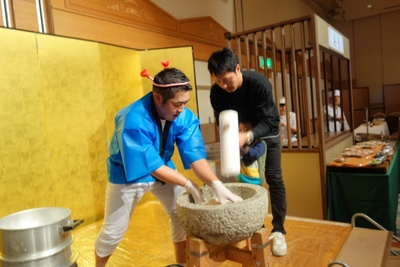 お正月ならではの楽しい餅つき大会