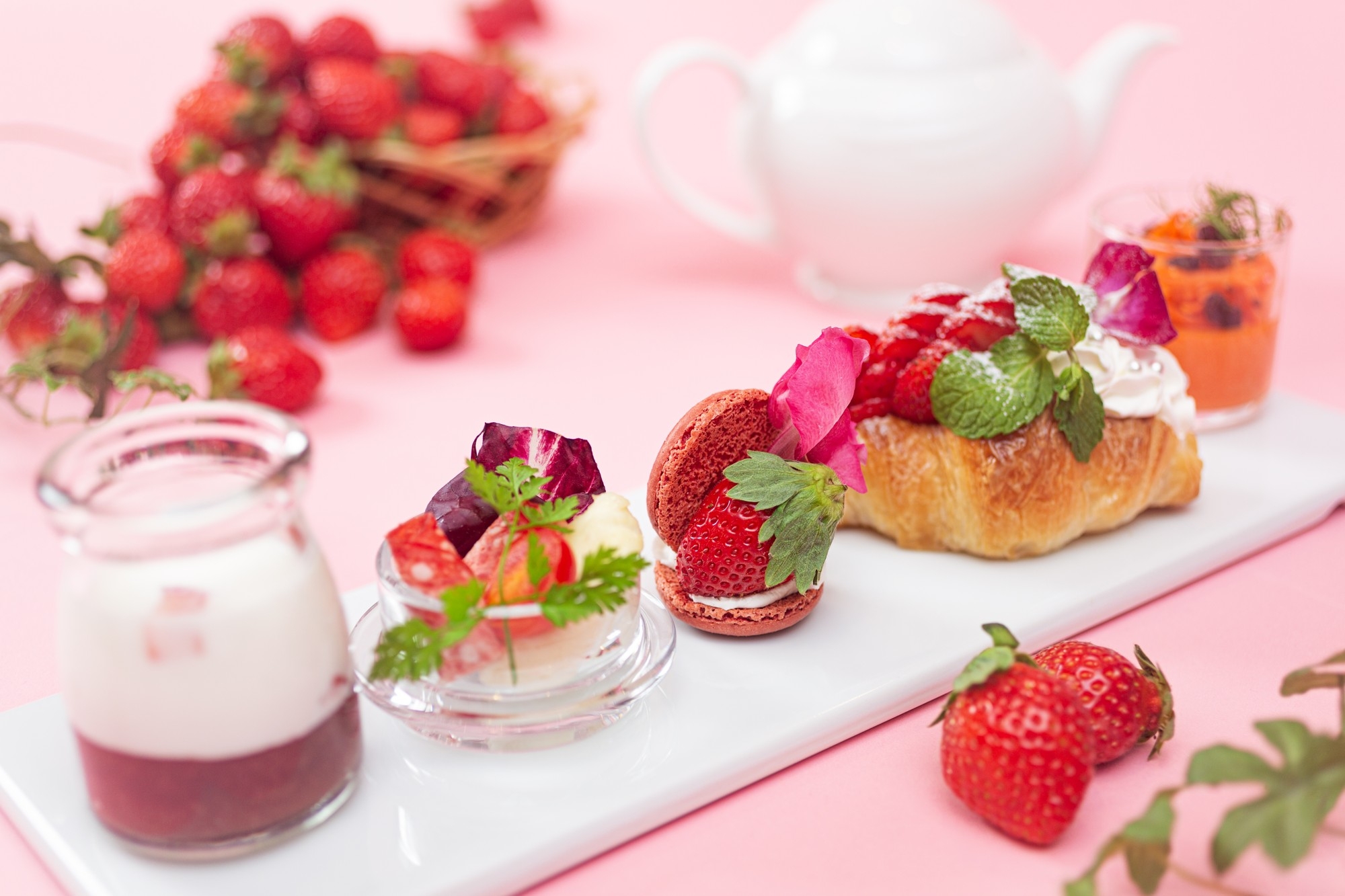 左から、「生いちごミルク」・「コールドポークと白菜のマリネ」 「苺のマカロン」・「苺クロワッサンサンド」・「赤ピーマンのババロアとキャロットラペ」