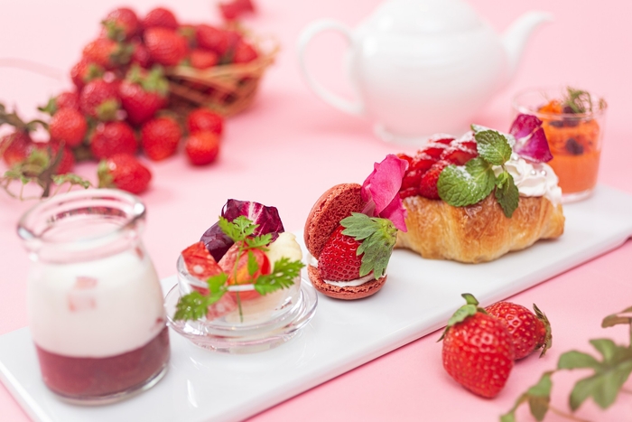 左から、「生いちごミルク」・「コールドポークと白菜のマリネ」 「苺のマカロン」・「苺クロワッサンサンド」・「赤ピーマンのババロアとキャロットラペ」