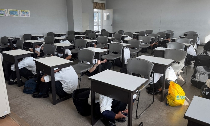 令和5年(2023年)に実施した教室内シェイクアウト訓練の様子