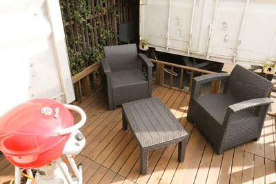 トレーラーハウスのテラスでBBQ