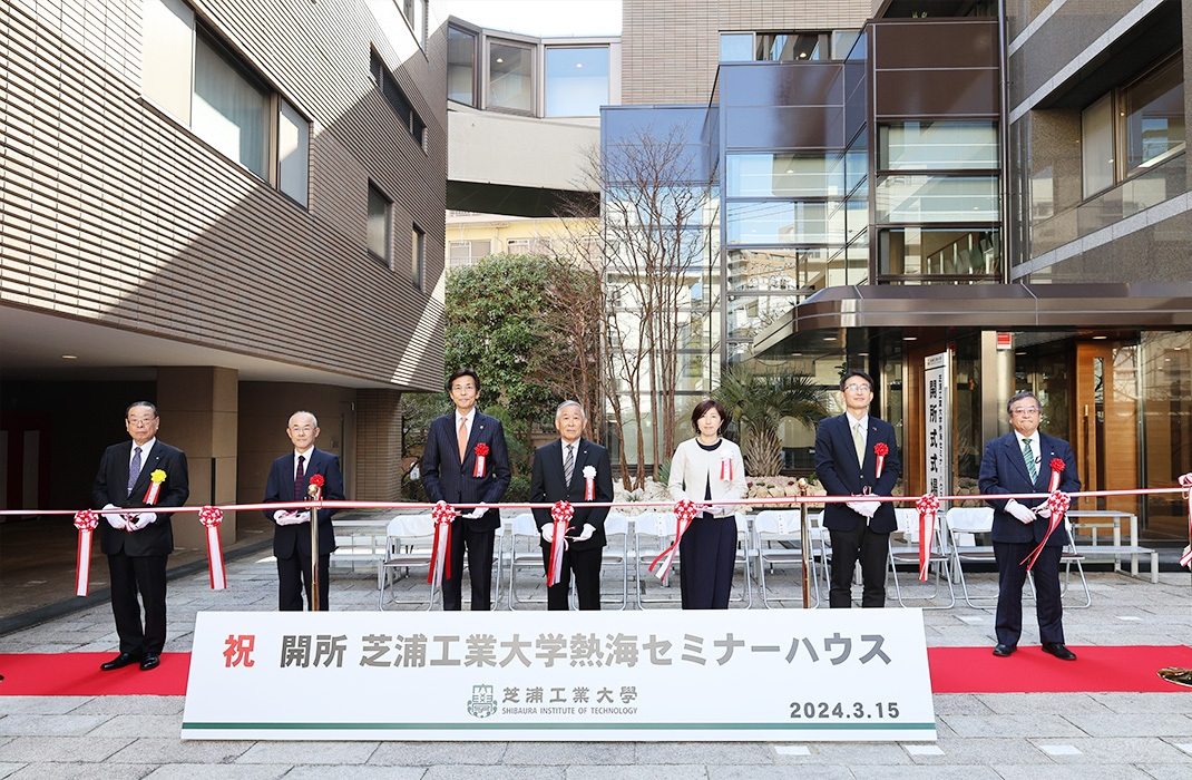 熱海セミナーハウス テープカット (写真左から)野村高男副社長執行役員横浜支店長(鹿島建設株式会社)、小松早苗町内会会長(咲見町町内会)、齊藤栄市長(熱海市)、鈴見健夫理事長(芝浦工業大学)、磐田朋子副学長(芝浦工業大学)、宮本明彦会長(芝浦工業大学後援会)、加藤善治郎会長(芝浦工業大学校友会)