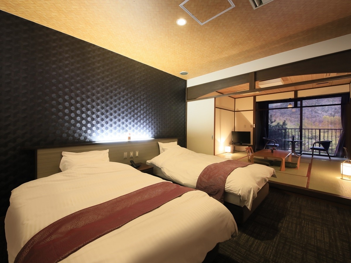 落ち着いた雰囲気の和モダンな <客室>