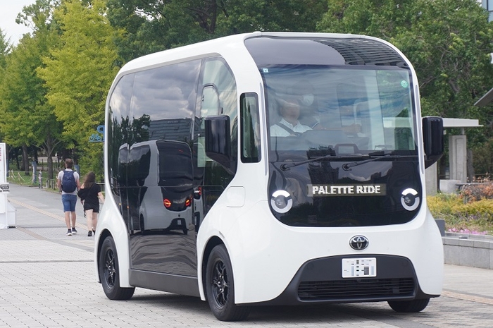 大新東の運転サービス士がe-Paletteをシンボルプロムナード公園エリアで走行している様子