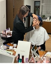 お客様にメイク技術を伝授(塚原)