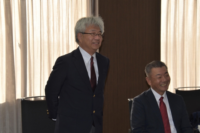 あいさつする渋井部長