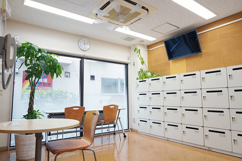 交流スペース 来客対応や食事・休憩のほか、 電話対応やリモート会議にも利用