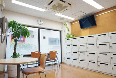 交流スペース　来客対応や食事・休憩のほか、 電話対応やリモート会議にも利用