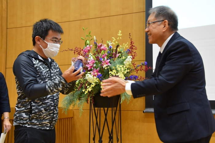 「華名城」を贈る野口学長