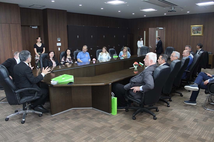 平野学長(左・後ろ姿)と和やかに懇談するディミトロフ市長(学長の右隣)ら