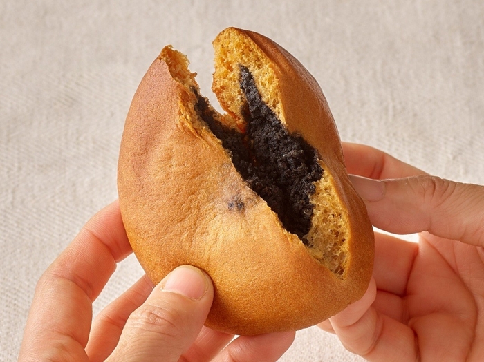 生地はもっちり、芳醇な味わいの黒ごまあんぱん