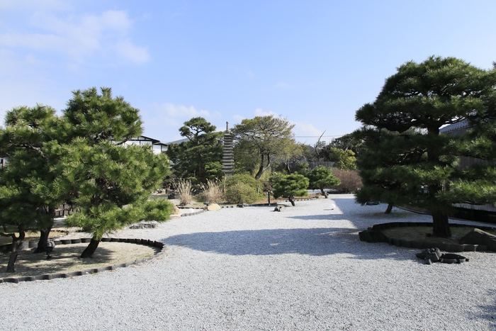 2000平米の面積を誇る <日本庭園>