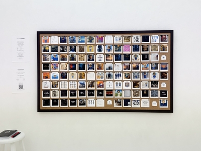 展示風景。作品の左手にコンセプトパネルとQRコードを掲示
