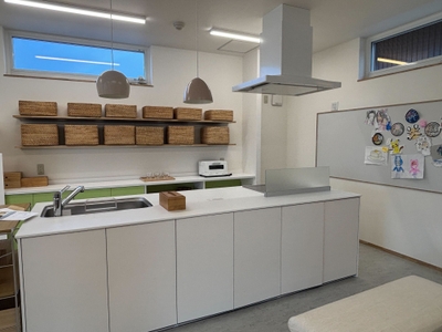 子どもたちとおやつ作りなどを楽しめる広々としたキッチン