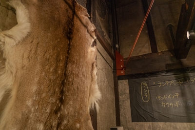 店内には、鹿や熊の毛皮も飾られる。生命をいただくということ、より深くこの土地や生命に触れる旅を