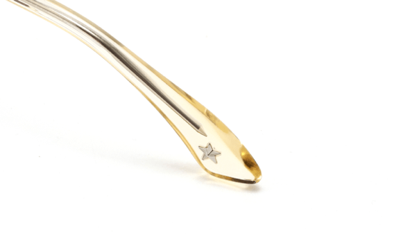 モダン先端にブランドアイコンであるスタースタッズが施されている