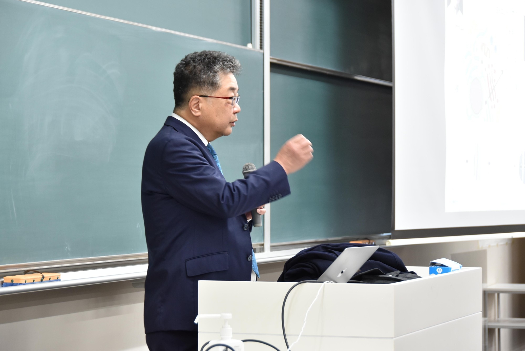 研究熱のこもる講義