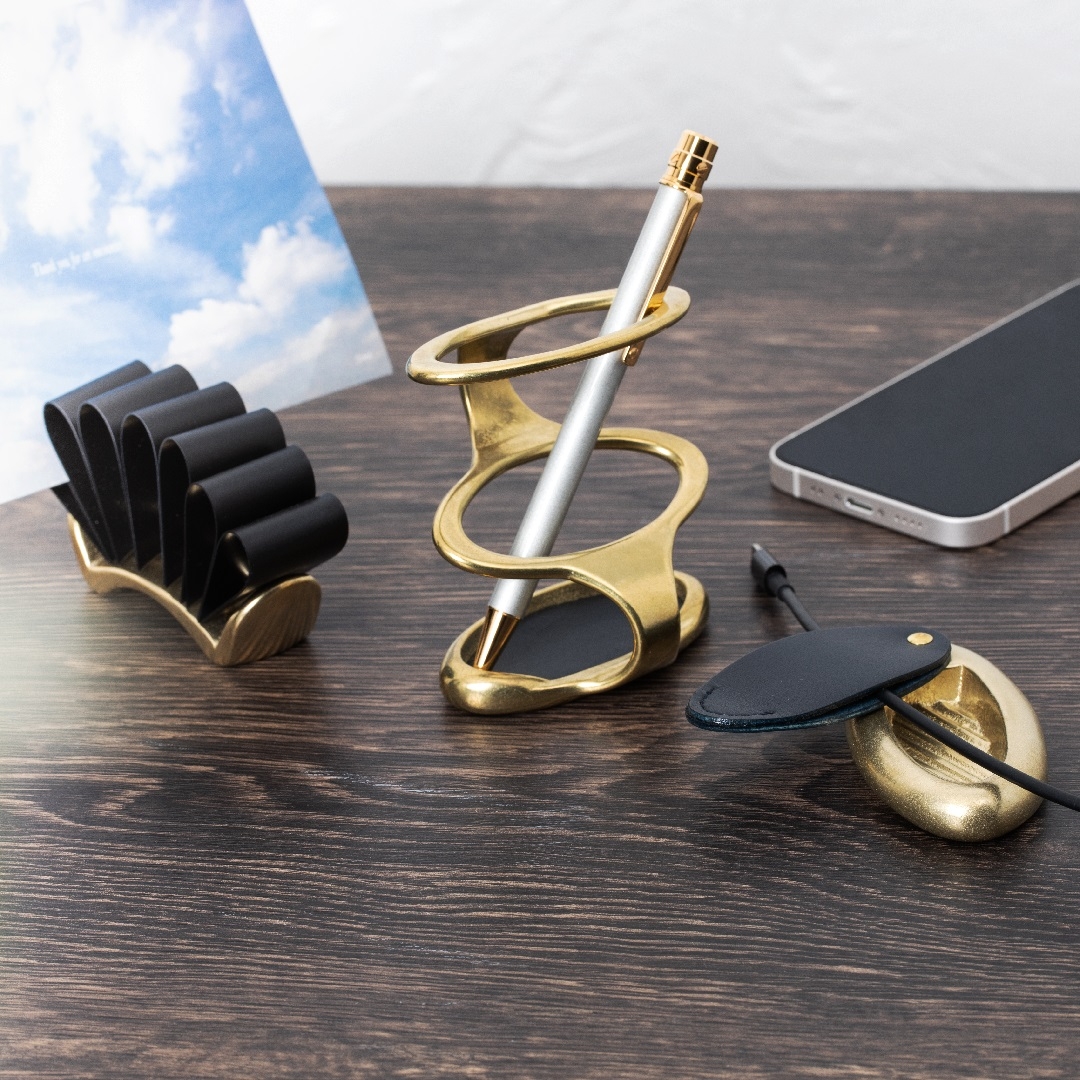 左:カードスタンド「カーブ」 中央:ペンスタンド「リング」 右:ケーブルホルダー「オーバル」