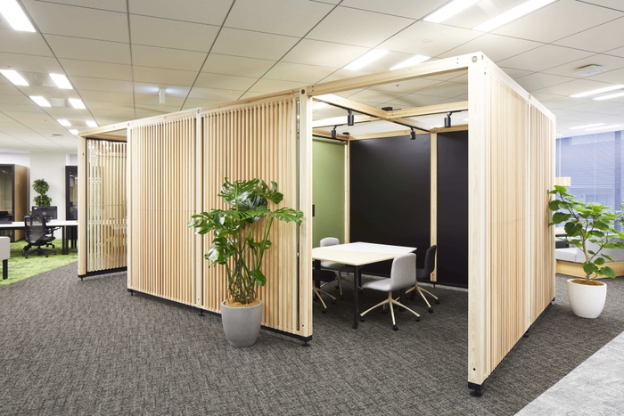 インテリアには植栽や天然木材を採用(6階 やぐらスペース)