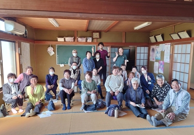 出張講座に参加した地域住民とスタッフ。医療を地域に届ける取り組みとして、今後はエリアを広げながら定期開催を予定している。
