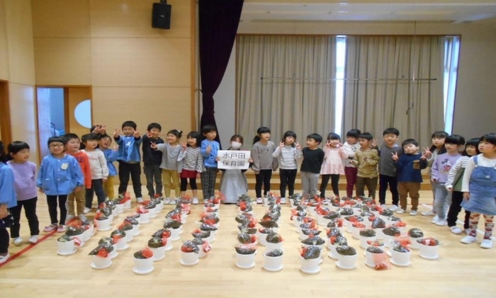 チューリップの栽培セットが届いて喜ぶ園児たち