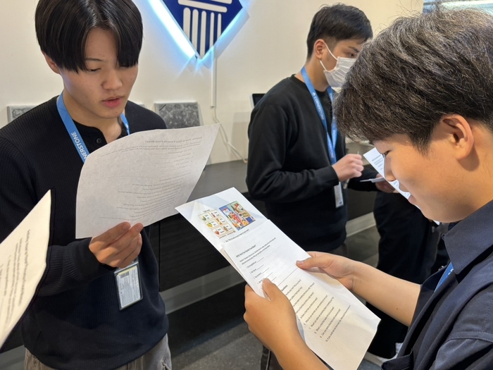 英語学習に取り組む生徒たちの様子。現地で実践的に学んでいます。