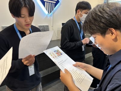 英語学習に取り組む生徒たちの様子。現地で実践的に学んでいます。