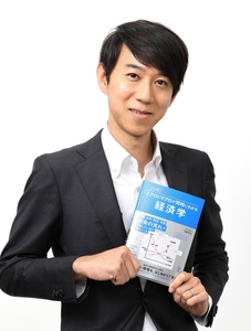 新著『この１冊でミクロとマクロが同時にわかる 経済学』を手にする加藤教授
