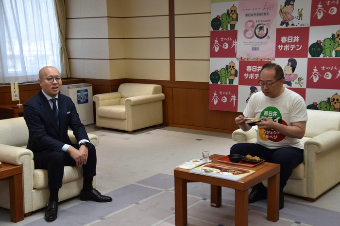 開発の経緯などを説明する長谷川社長(左)