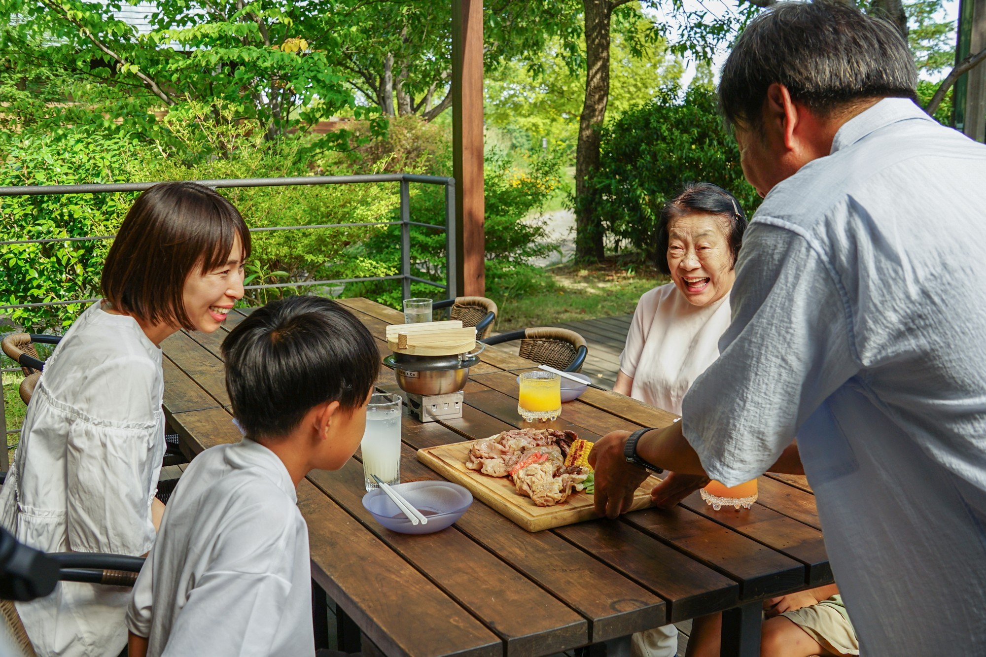 朝のコーヒーから、BBQ、夜の映画まで 大阪・舞洲のログハウスで楽しむ“一棟貸しステイ”