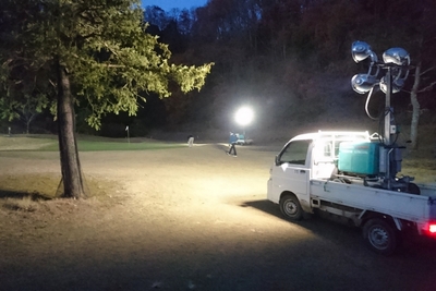発電機と大型照明を積んだ軽トラック
