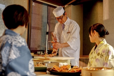 活蟹「極魅コース」では、料理人が目の前で活きた蟹を捌き直接サーブ