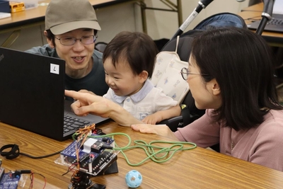 親子で一緒に二足歩行ロボットの操作に挑戦です
