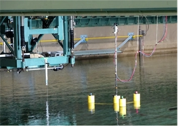 【プレス発表資料】浮体式風車の動揺・変形を再現する！！ 「浮体式風車の不規則波中の水槽試験を公開」