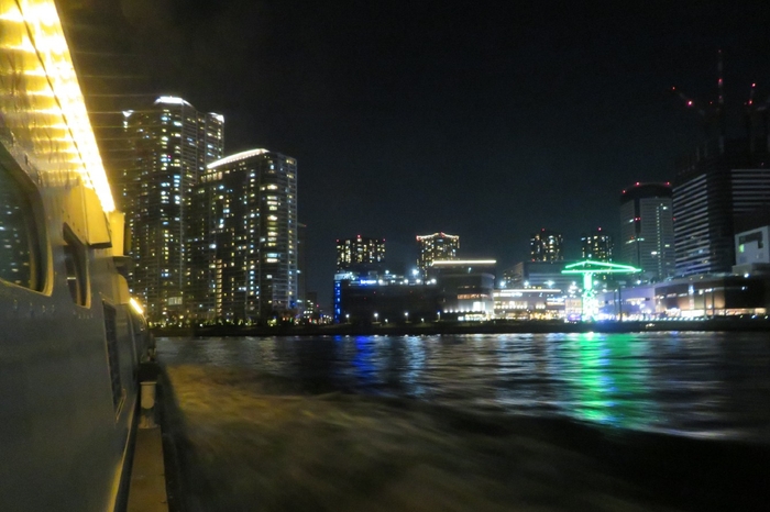 船から見た高層ビル群