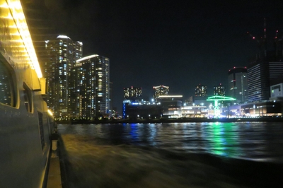 船から見た高層ビル群