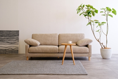 Sofa LEON [3P] :￥320,100  Table REMORA [Low Table S Wood/Oak] : ¥86,900  Rug SEMI-FREEZESHAGGY [140×200cm] :￥117,040