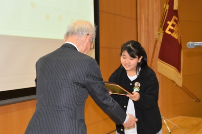 吉野終身教授から表彰状を受け取る川本あんさん