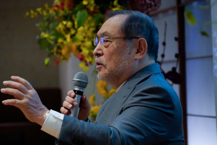 (写真5:麹町キャンパスで特別講演を行う大前学長)