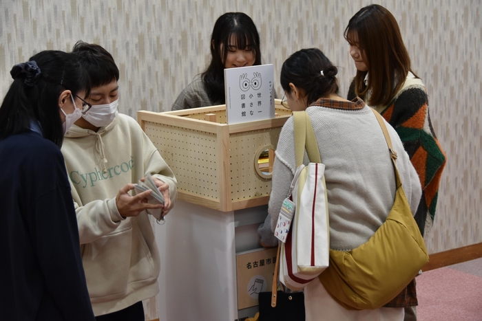 返却ポストを囲んで温かな時が流れる