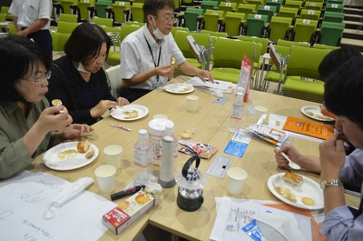 非常食（おかゆ、パン、クッキー）の試食