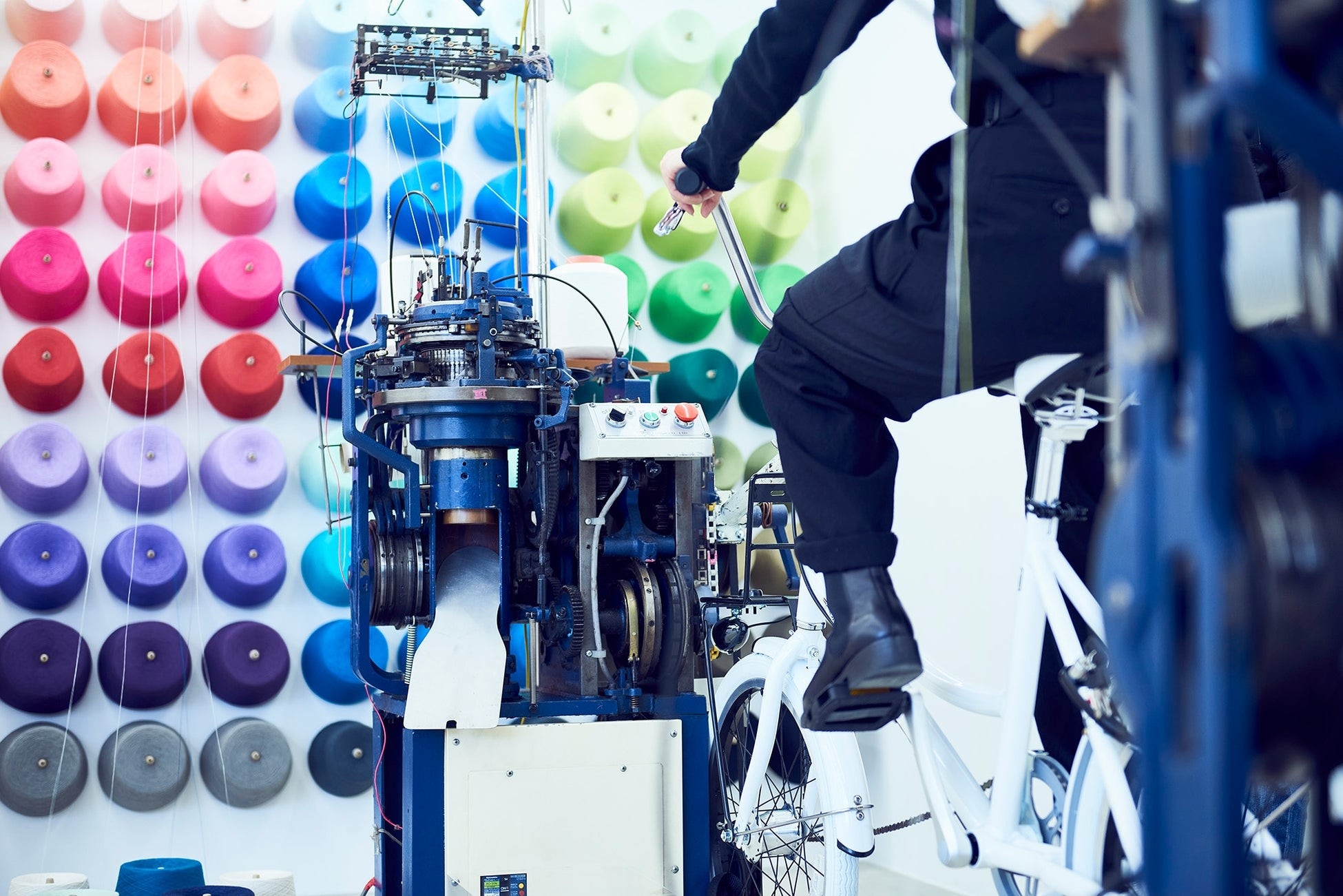 自転車と編み機を合体したチャリックスで、自分だけのオリジナルソックスがつくれます。