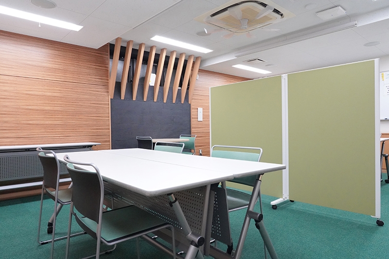 会議室兼商談室 打ち合わせやセミナー、 コロナ禍以前は交流会にも使っていた。