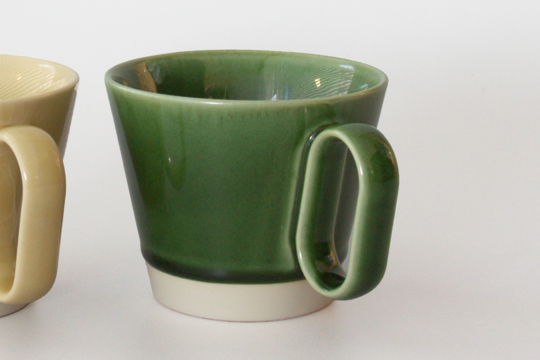 伝統的な釉薬を用いた色合い豊かな表情